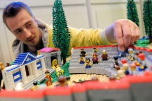 O artista Rene Hoffmeister mostra a reprodução que fez de um anfiteatro grego para a exposição "Viagem ao Tempo de Lego", do museu Helms de Hamburgo, Alemanha (25/9/12) - Angelika Warmuth/EFE