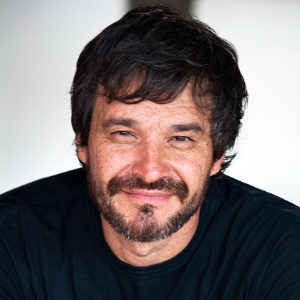 "É de brincadeira, apesar das histórias serem verdadeiras. Li Jobs e Keith Richards e me inspirei. Faz um ano e meio que pensei em reunir em livro. Sempre gostei de contar minhas histórias", diz Adão - Divulgação 