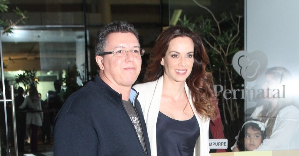 O diretor Boninho e a mulher, Ana Furtado, visitaram Angélica na maternidade nesta quarta, no Rio (26/9/12)