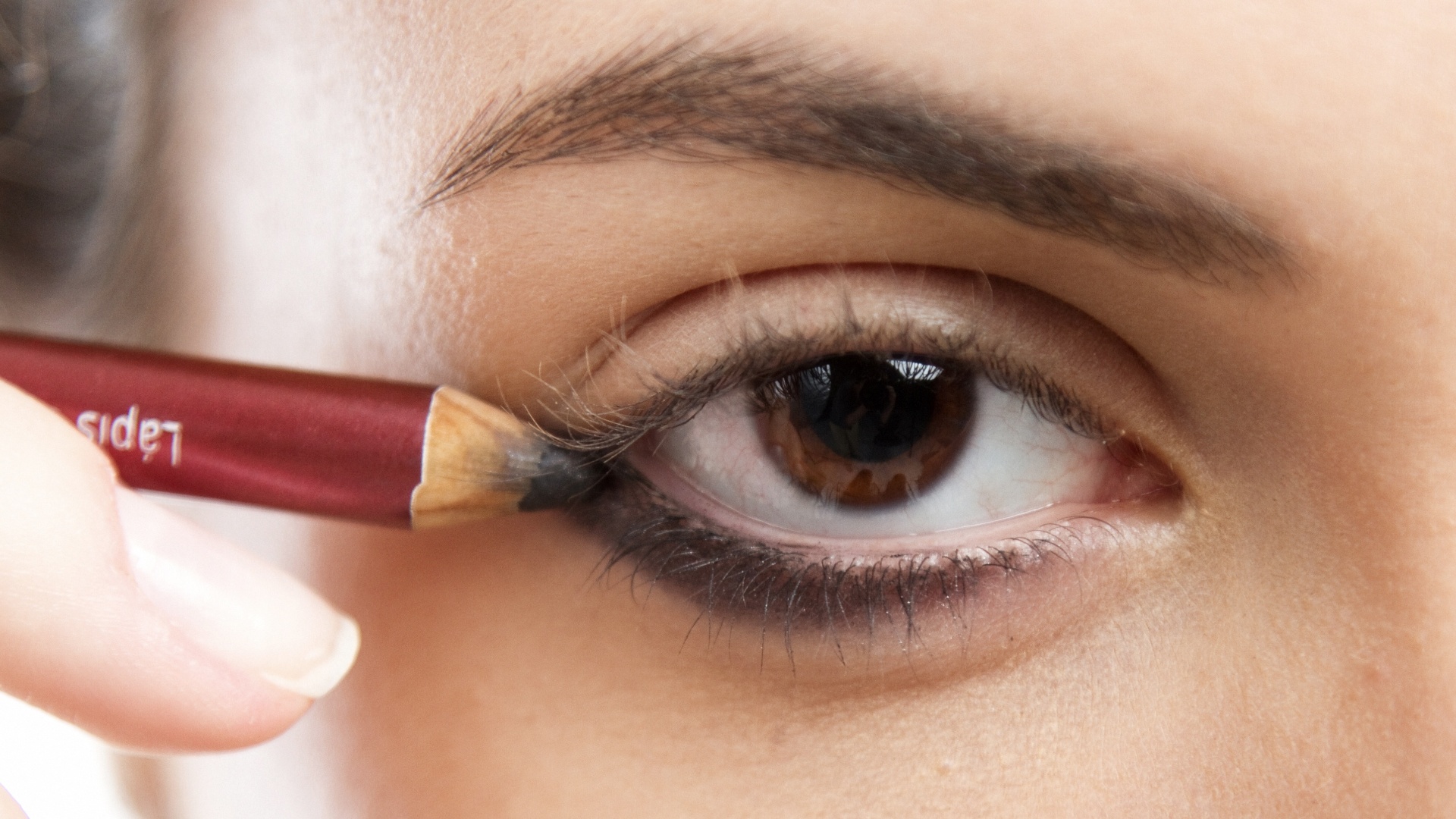 Passo a passo ensina a compor look gótico  - Ana Lima/UOL