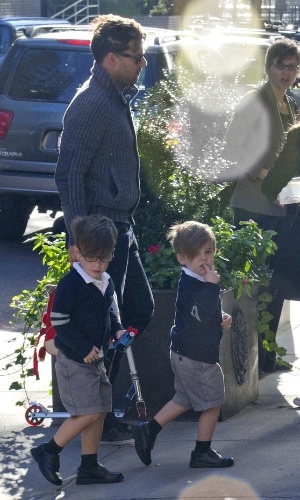 Ricky Martin leva seus gêmeos Mateo e Valentino para a escola em Nova York (25/9/12)