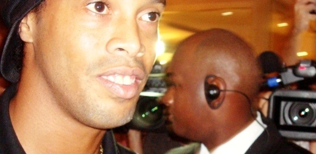 Ronaldinho é cercado por holofotes, câmeras e seguranças em sua chegada ao hotel - Pedro Ivo Almeida/UOL