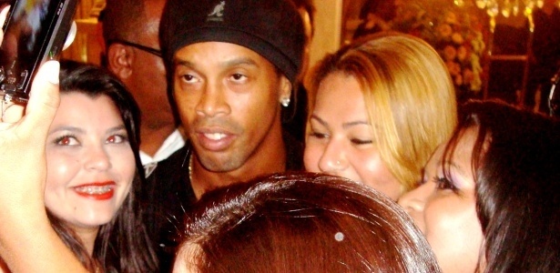 Ronaldinho é cercado por mulheres no hotel que o Atlético-MG está hospedado no Rio - Pedro Ivo Almeida/UOL
