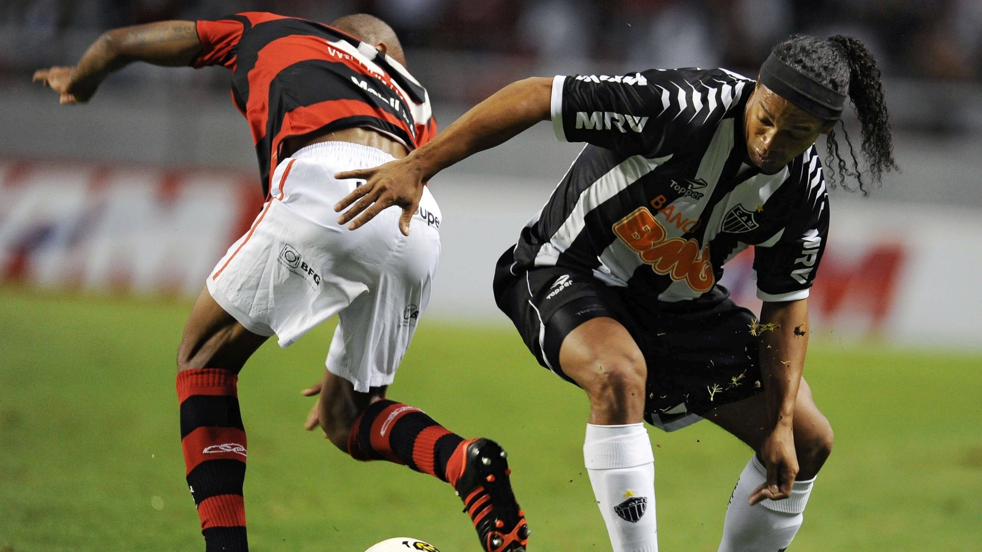 Ronaldinho tenta se livrar da marcação de Wellington Silva, do Flamengo, e levar o Atlético-MG ao ataque no Engenhão