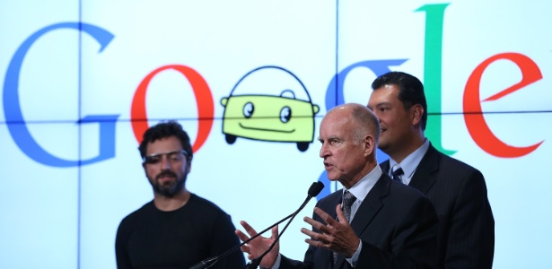 Sergey Brin (esq), cofundador do Google, Jerry Brown (centro) e Alex Padilla (dir), criador da lei - Justin Sullivan/Getty Images/AFP 