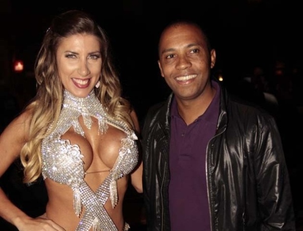 Tatiane Minerato, a rainha da bateria da Gaviões da Fiel, posa com o cantor Salgadinho (25/9/12) - Danilo Carvalho/Agnews