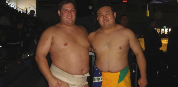 Com 120 kg, Willian Takahiro (à direita na foto) compete na categoria pesado do sumô - Arquivo pessoal