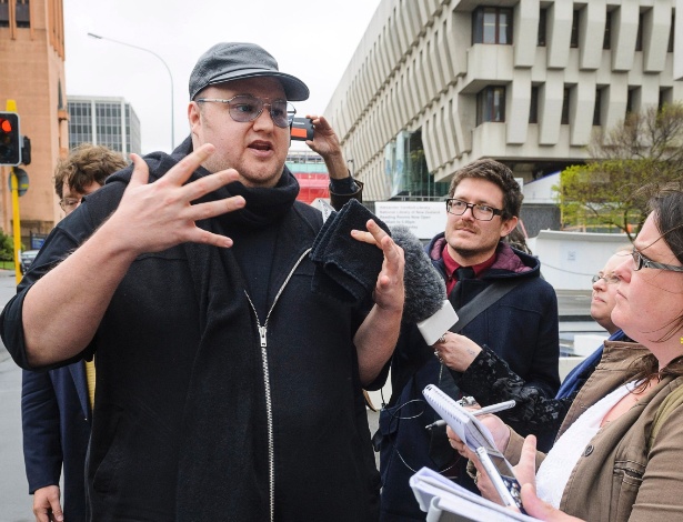 Kim Dotcom, fundador do Megaupload, fala com jornalistas após deixar corte na cidade de Wellington (Nova Zelândia) - Mark Coote/Reuters