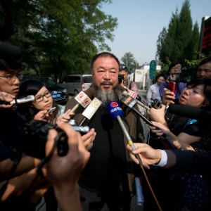 Ai Weiwei, dissidente e artista chinês responde a perguntas de jornalistas estrangeiros, em setembro