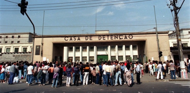 Pessoas se aglomeram em frente à Casa de Detenção de São Paulo, no Carandiru, três dias após operação policial que deixou 111 presos mortos - Luiz Novaes/Folhapress