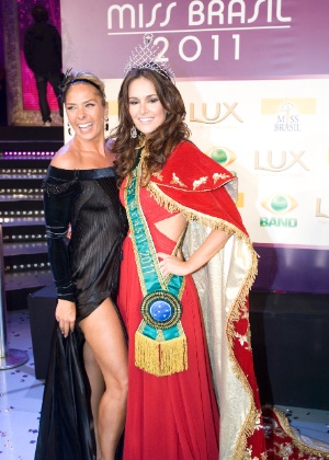 Adriane Galisteu com Priscila Machado, a Miss Brasil 2011, no final do concurso do ano passado - Divulgação