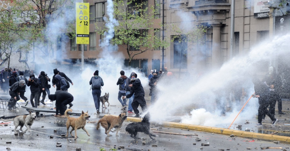 27.set.2012 - Uma nova marcha, realizada antes das discussões sobre o Orçamento de 2013, provocou protestos e confrontos entre estudantes e policiais em Santiago, no Chile, nesta quinta-feira (27)