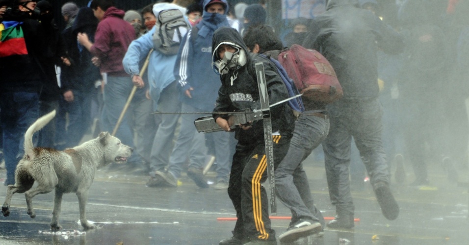 27.set.2012 - Uma nova marcha, realizada antes das discussões sobre o Orçamento de 2013, provocou protestos e confrontos entre estudantes e policiais em Santiago, no Chile, nesta quinta-feira (27)