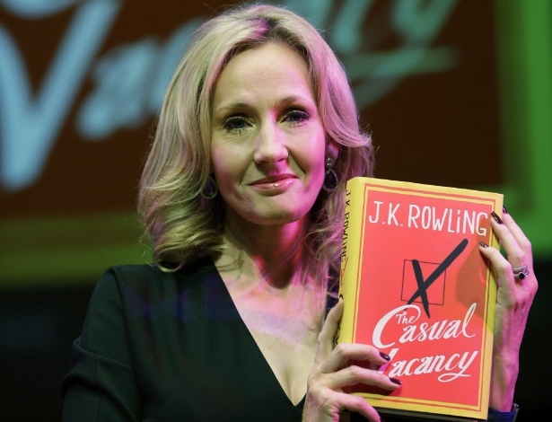 A autora britânica J.K. Rowling apresenta seu novo livro "Uma Morte Súbita" no SouthBank Centre, em Londres (27/9/12) - AP Photo/Lefteris Pitarakis