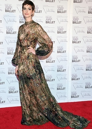 Anne Hathaway - duelo mais bem vestidas setembro 2012