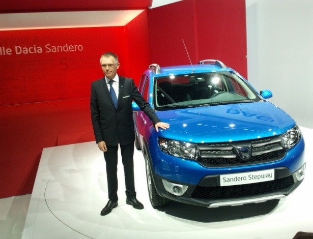 Carlos Tavares, presidente da Dacia, ao lado da segunda geração do Sandero Stepway  - Claudio Luis de Souza/UOL