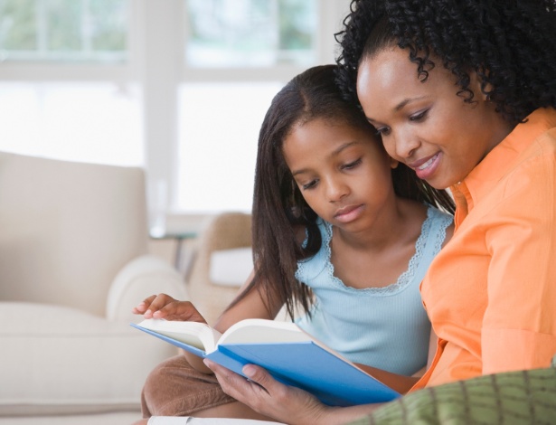 Ler para seu filho que ainda não se alfabetizou fará com que ele tome gosto pela leitura - Thinkstock