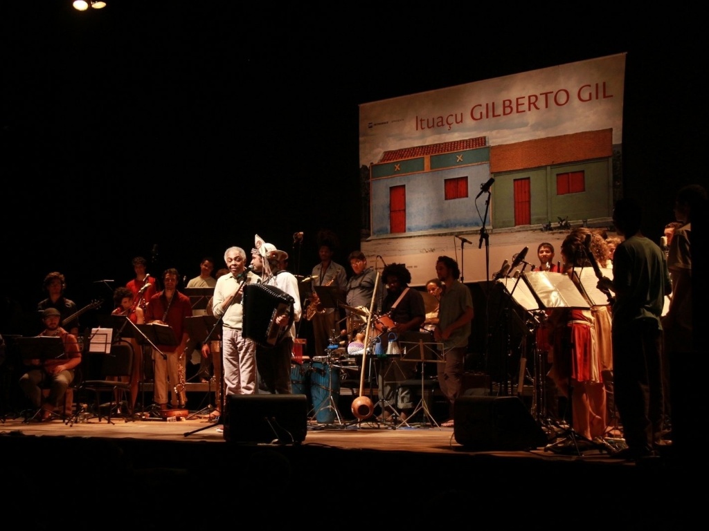 Gilberto Gil se apresenta com Paulo Jobim e os jovens da Orquestra de Sopros da Pro Arte e dos Flautistas da Pro Arte no Espaço Tom Jobim, no Rio (26/9/12) - Thyago Andrade/Foto Rio News