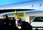 Greenpeace tenta estragar a festa da Volkswagen em Paris - Claudio Luis de Souza/UOL