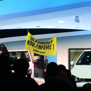 Greenpeace protesta com faixa no estande da Volkswagen no Salão de Paris - Claudio Luis de Souza/UOL