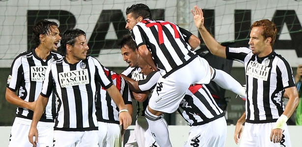 Jogadores do Siena comemoram gol marcado por Calaiò na vitória sobre o Bologna - Gabriele Maltinti/Getty Images