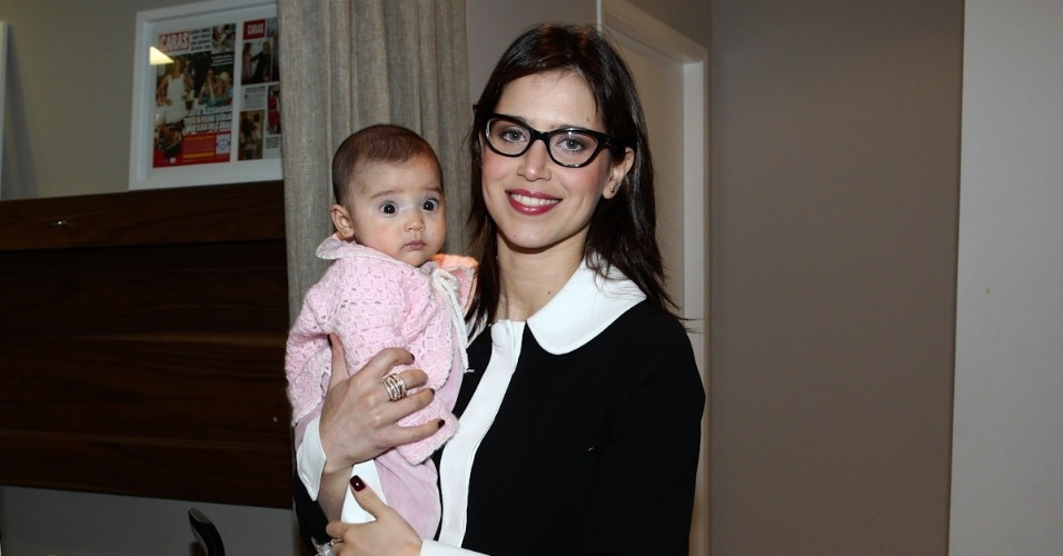 Mel Lisboa paparicou a filha Clarice, de três meses, durante o lançamento da coleção de uma grife feminina em São Paulo (27/9/12). A atriz também é mãe do menino Bernardo