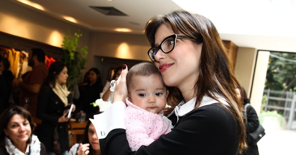 Mel Lisboa paparicou a filha Clarice, de três meses, durante o lançamento da coleção de uma grife feminina em São Paulo (27/9/12). A atriz também é mãe do menino Bernardo