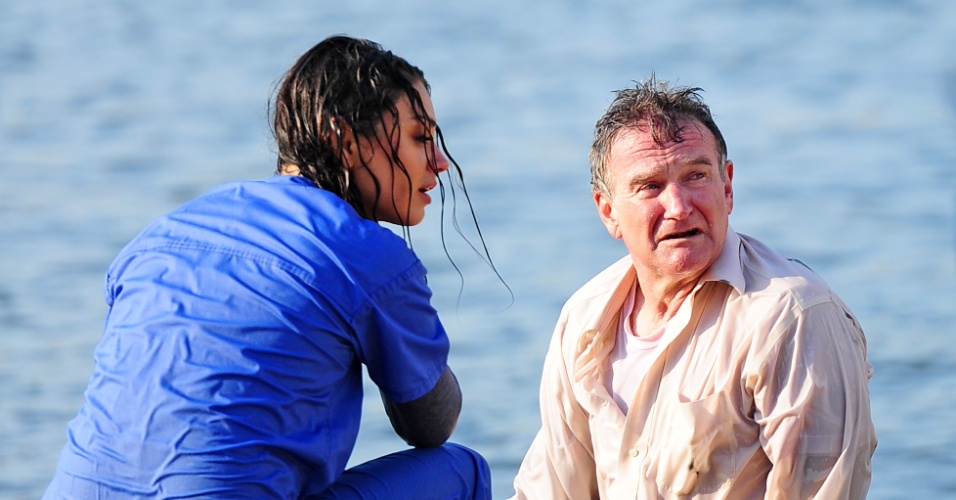 Mila Kunis e Robin Williams gravam cena de afogamento no set de filmagens de 