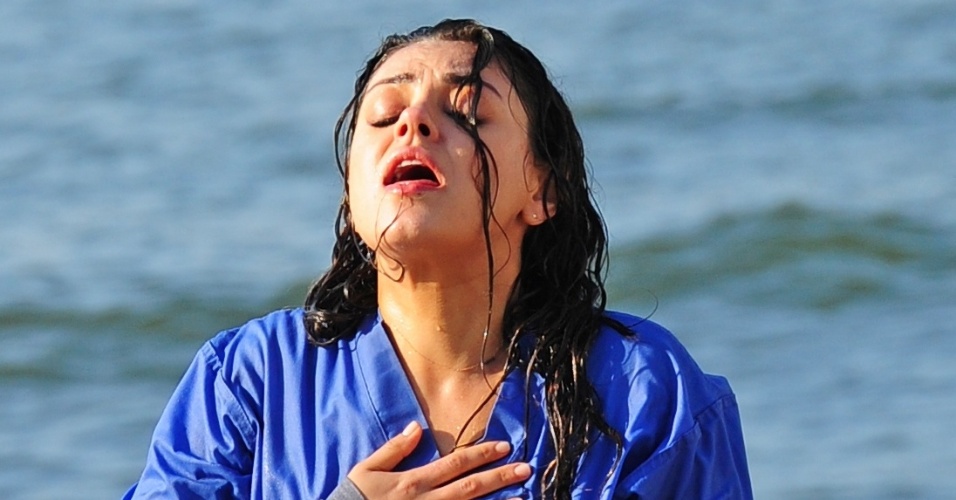 Mila Kunis grava cena de afogamento no set de filmagens de 