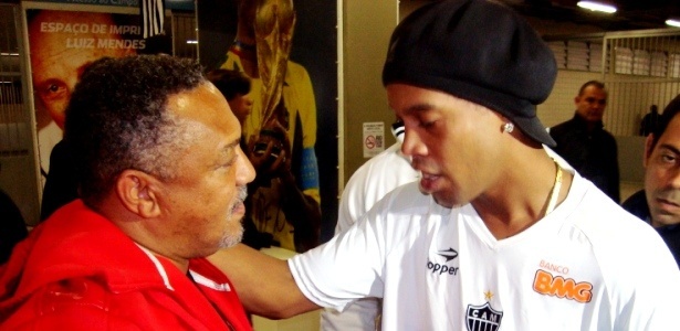 Ronaldinho Gaúcho recebe o carinho de um amigo ao deixar o estádio do Engehão - Pedro Ivo Almeida/UOL