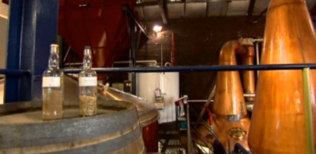 Parceria entre destilaria e empresa de tecnologia vai transformar uísque em biocombustível - BBC