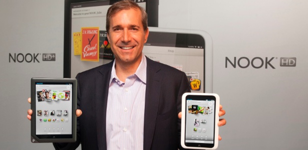 William Lynch, diretor-executivo da Barnes & Noble, segura os tablets Nook HD+ (E) e o Nook HD (D) em evento em Nova York (EUA) - Reuters/Michelle McLoughlin/Newscast