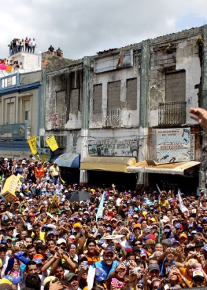 Candidato da oposição Henrique Capriles discursa para multidão em Trujillo, na Venezuela