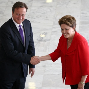 28.set.2012 - O primeiro-ministro britânico, David Cameron, cumprimenta a presidente Dilma Rousseff no Palácio do Planalto, em Brasília