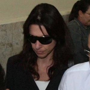 Em 2006, a advogada Carla Cepollina (à esq.), namorada do coronel da reserva da PM Ubiratan Guimarães, deixa a sede do DHPP (Departamento de Homicídios e Proteção à Pessoa), em São Paulo, após conversar informalmente com policiais - Diego Padgurschi/Folhapress