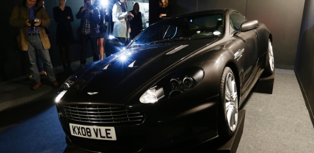 Aston Martin usado por Daniel Craig em seu papel como James Bond no filme "Quantum Of Solace" é exibido em leilão (28/9/12)  - Alastair Grant/AP Photo