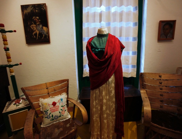 Traje de Frida Kahlo que estará em exposição em novembro - Claudia Daut/Reuters
