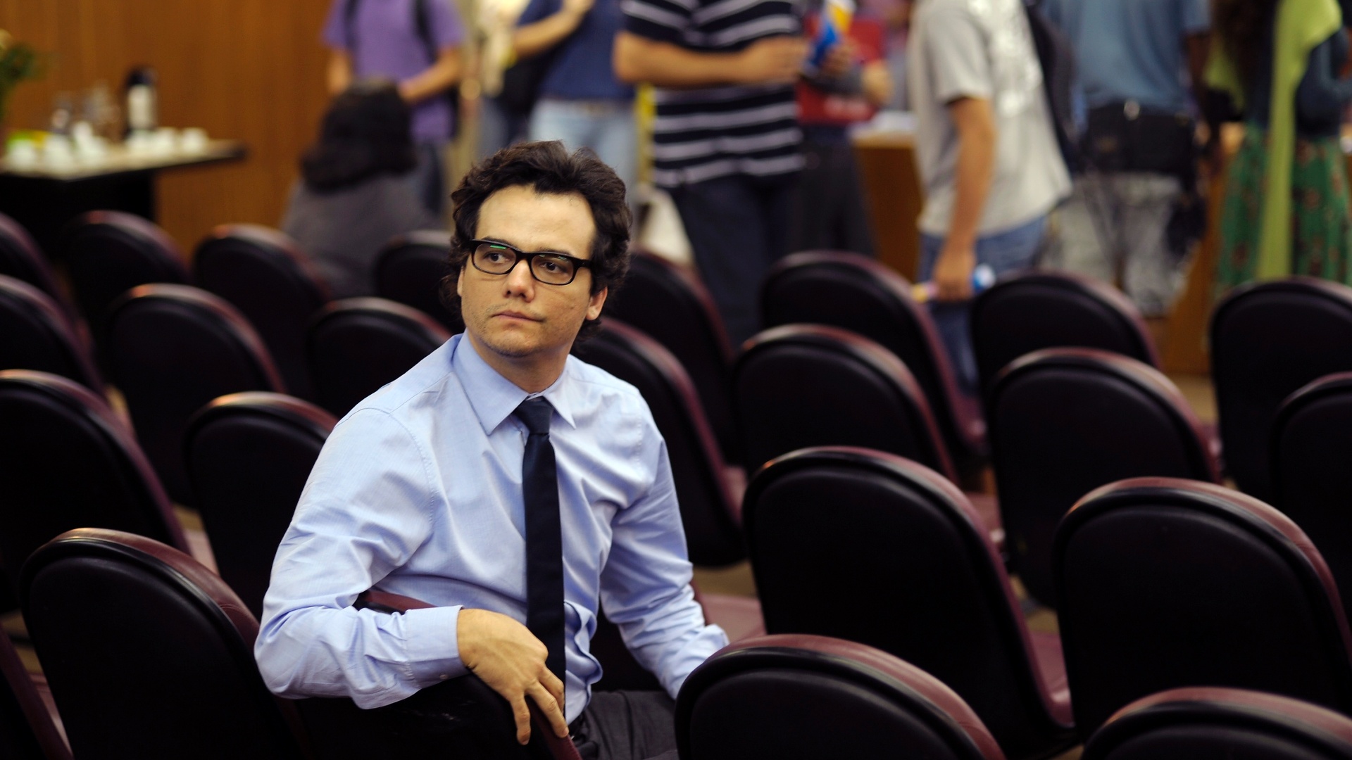 "Eu me interesso muito por histórias de pais e filhos e, quando li o roteiro desse filme, fiquei comovidíssimo. É um tipo de história que não vejo muito sendo feita no Brasil: ao mesmo tempo um filme de estrada, um thriller psicológico e também um filme intimista, sobre uma relação de família", descreve Wagner Moura, que interpreta o médico Theo Gadelha no filme "A Busca" - Divulgação