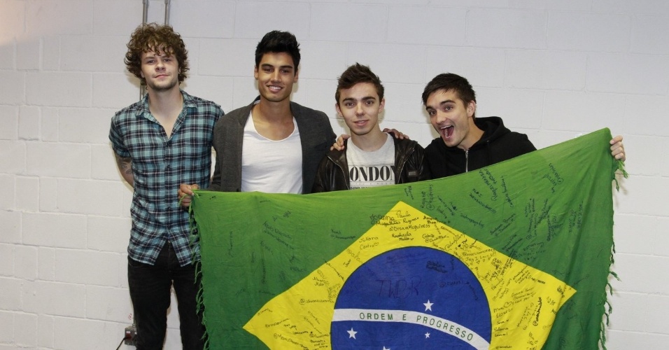 Integrantes da banda The Wanted recebe fãs e posa com bandeira do Brasil no camarim do HSBC Arena, Rio de Janeiro (28/9/12)