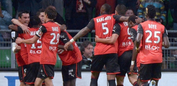Jogadores do Rennes comemoram gol de Féret, que abriu o placar contra o Lille - Damien Meyer/AFP