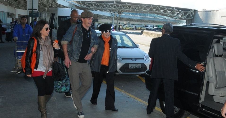 Liza Minelli e acompanhante desembarcam no aeroporto internacional do Galeão, no Rio de Janeiro (28/9/12)
