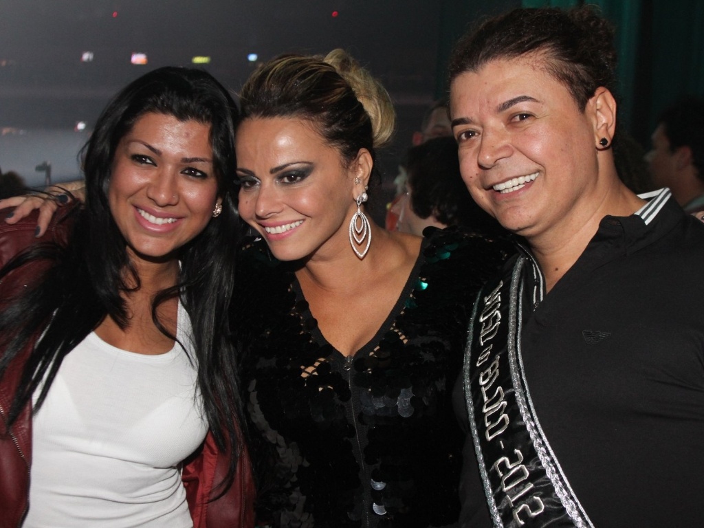 Mulher Moranguinho, Viviane Araújo e David Brazil posam para fotos nos bastidores do show da cantora Preta Gil, no Rio de Janeiro (27/9/12)