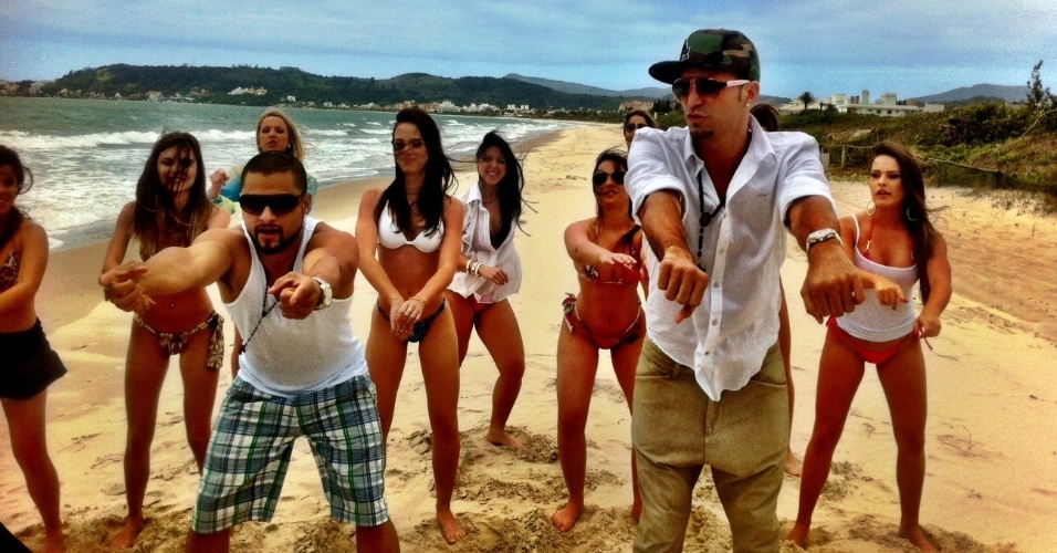 O cantor Latino começou as gravações do clipe "Despedida de Solteiro" na praia do Jurerê Internacional, em Florianópolis