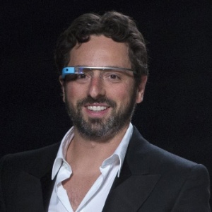 Sergey Brin, cofundador do Google, posa para câmera enquanto usa o Google Glass, óculos protótipo da empresa americana - Andrew Kelly/Reuters