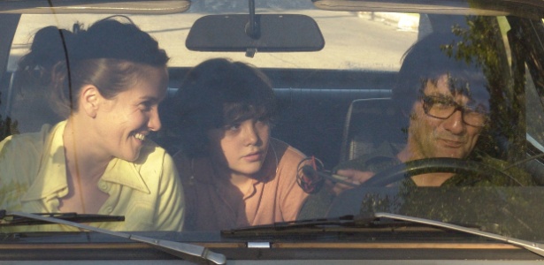 Teo Gutiérrez Romero, ao centro, faz o papel de um garoto que viva na clandestinidade no filme argentino "Infância Clandestina" - Divulgação