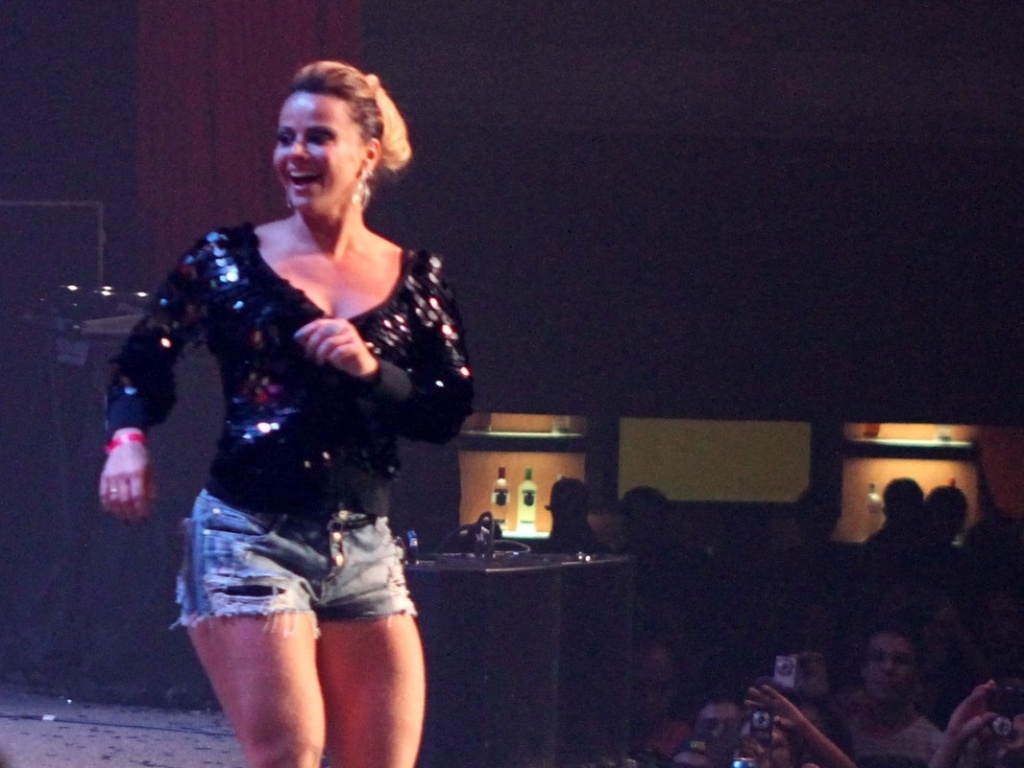 Viviane Araújo samba no palco do show da cantora Preta Gil, no Barra Music, Rio de Janeiro (27/9/12)