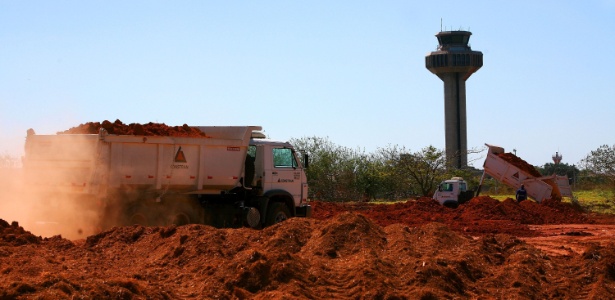 Caminhões despejam terra em obras de ampliação do aeroporto de Viracopos, em Campinas (SP)