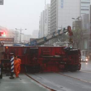 Veículo tomba em estrada em Naha (Japão) por causa dos fortes ventos trazidos pelo tufão Jelawat - Jiji Press/AFP - 29.set.2012