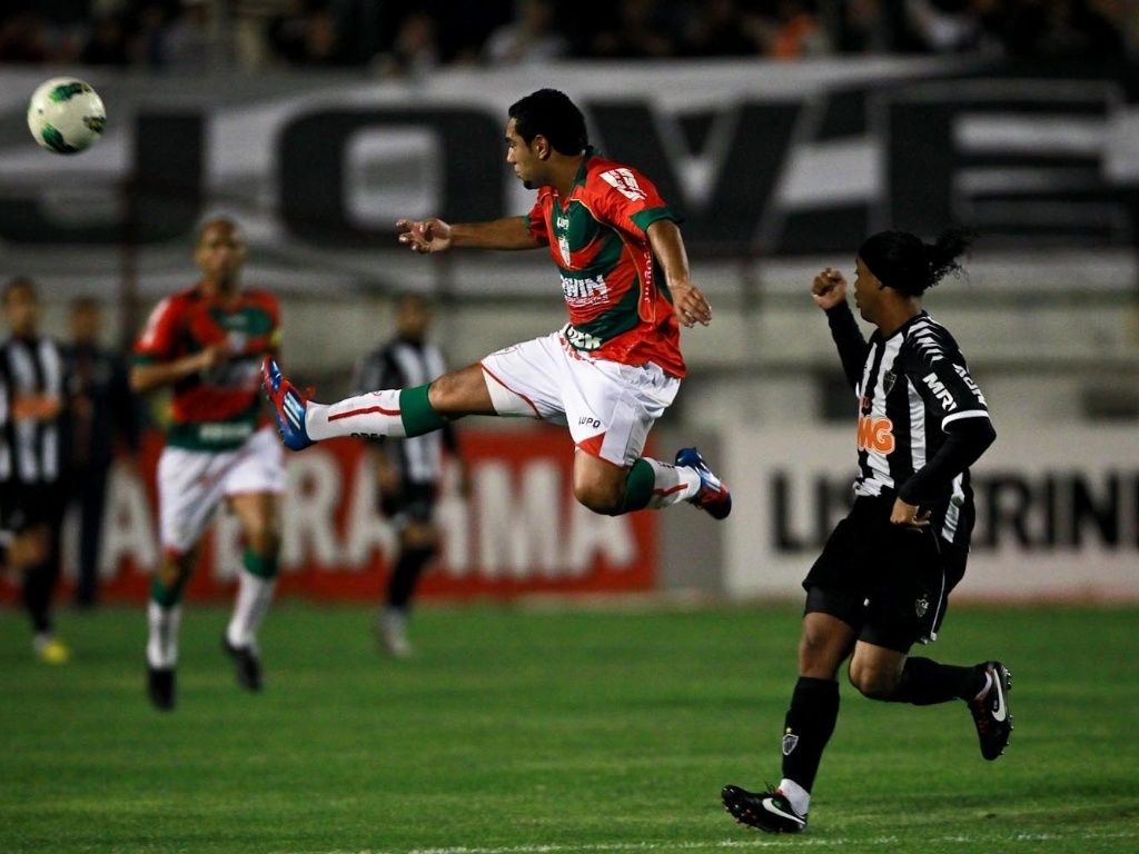 Boquita e Ronaldinho disputam jogada na partida entre Atlético-MG e Portuguesa