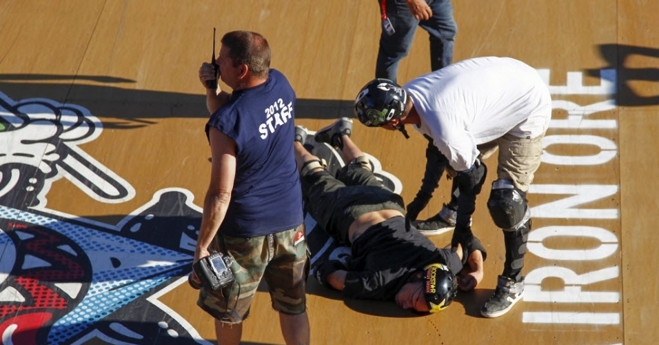 29.set.2012 - Brasileiro Bob Burnquist ajuda o americano Danny Mayer, que se machucou após queda na África do Sul